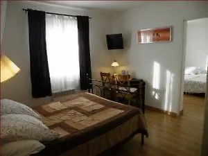 Le Clos Des Pins Отель 2*
